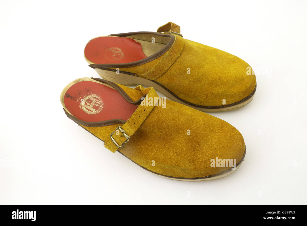 mustard clogs