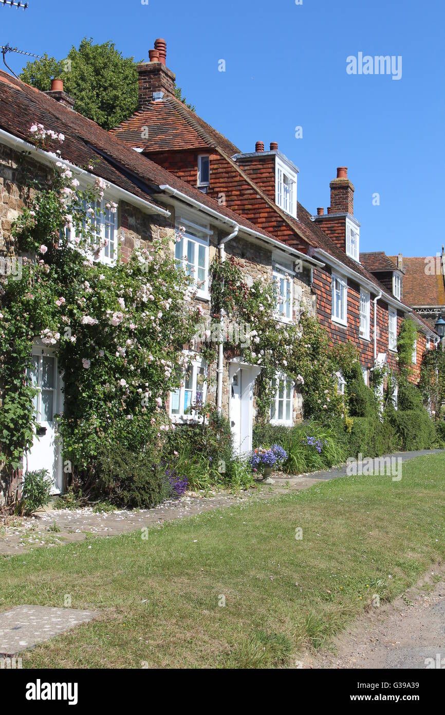PRETTY COTTAGES WITH ROSES ATTACHED IN A NARROW STREET IN WINCHELSEA IN EAST SUSSEX Stock Photo