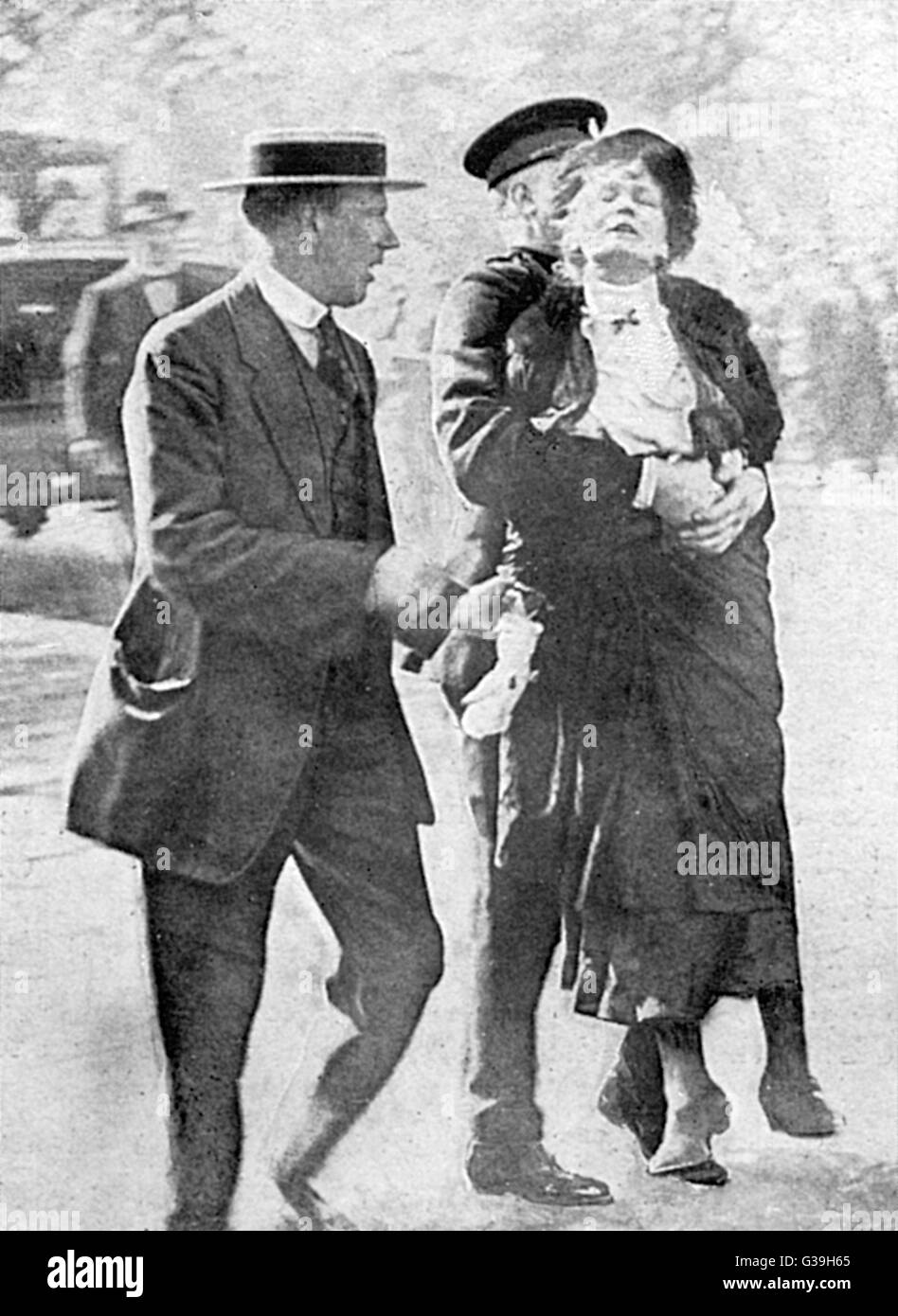 Emmeline Pankhurst arrested  outside Buckingham Palace,  'carried off the field of  battle'       Date: 21 May 1914 Stock Photo