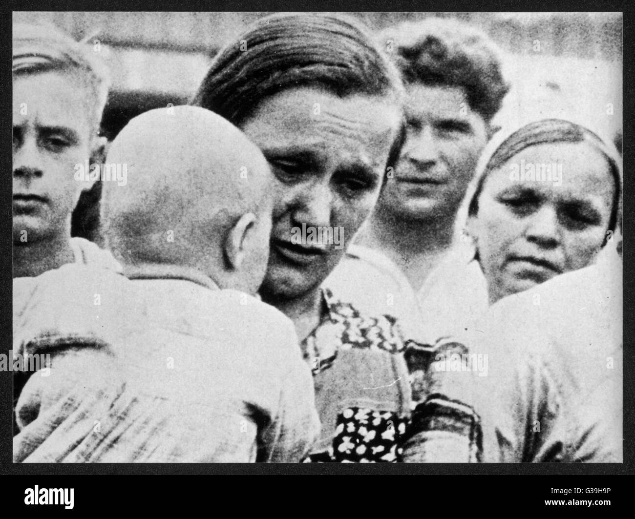THE WARSAW GHETTO Polish jews in the Warsaw Ghetto where they face hunger  and disease.  The Warsaw  Ghetto was the largest of its kind in Poland.     Date: 1940 Stock Photo