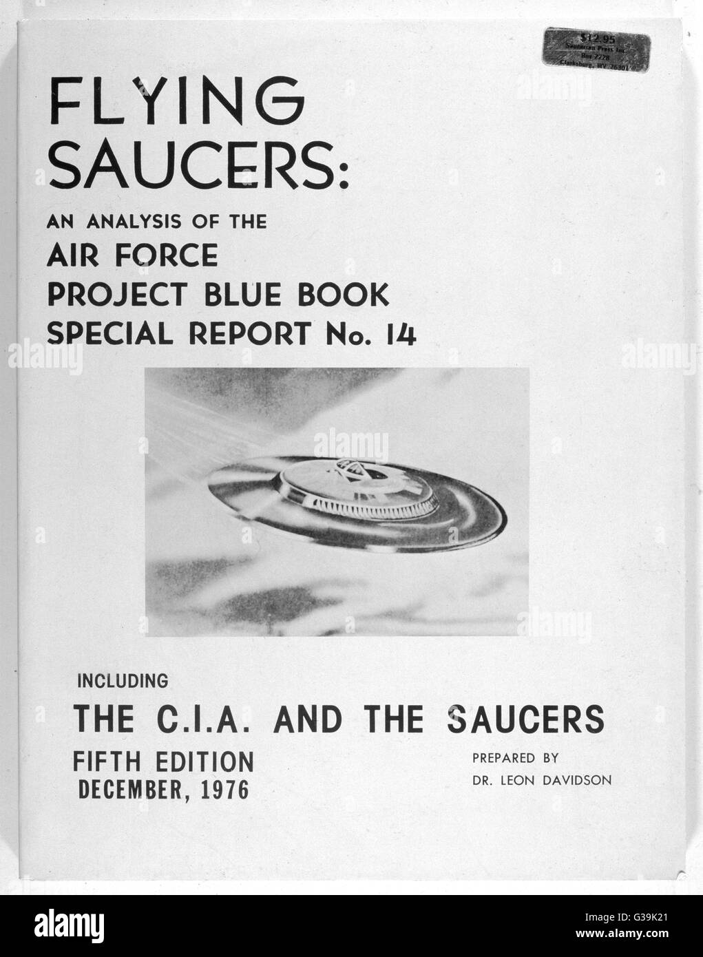 FLYING SAUCERS An analysis of the Air Force Project Blue Book Special  Report no 14, by Leon Davidson Date: 5 May 1955 Stock Photo - Alamy