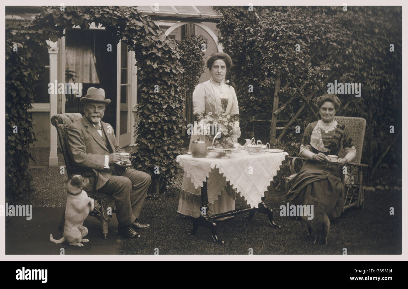 Typical Edwardians taking  afternoon tea in the garden.         Date: circa 1905 Stock Photo