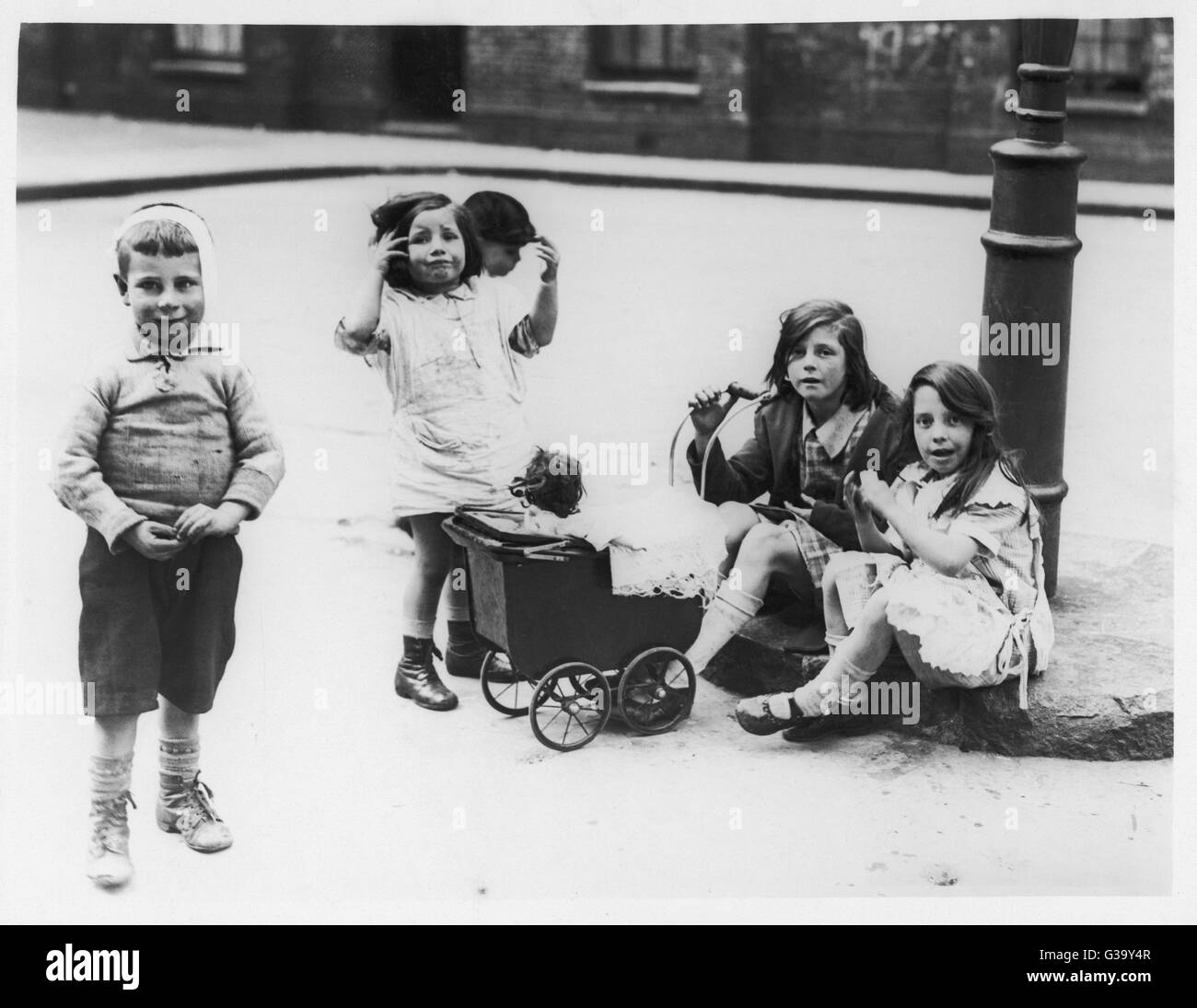 School children early 20th century hi-res stock photography and images ...