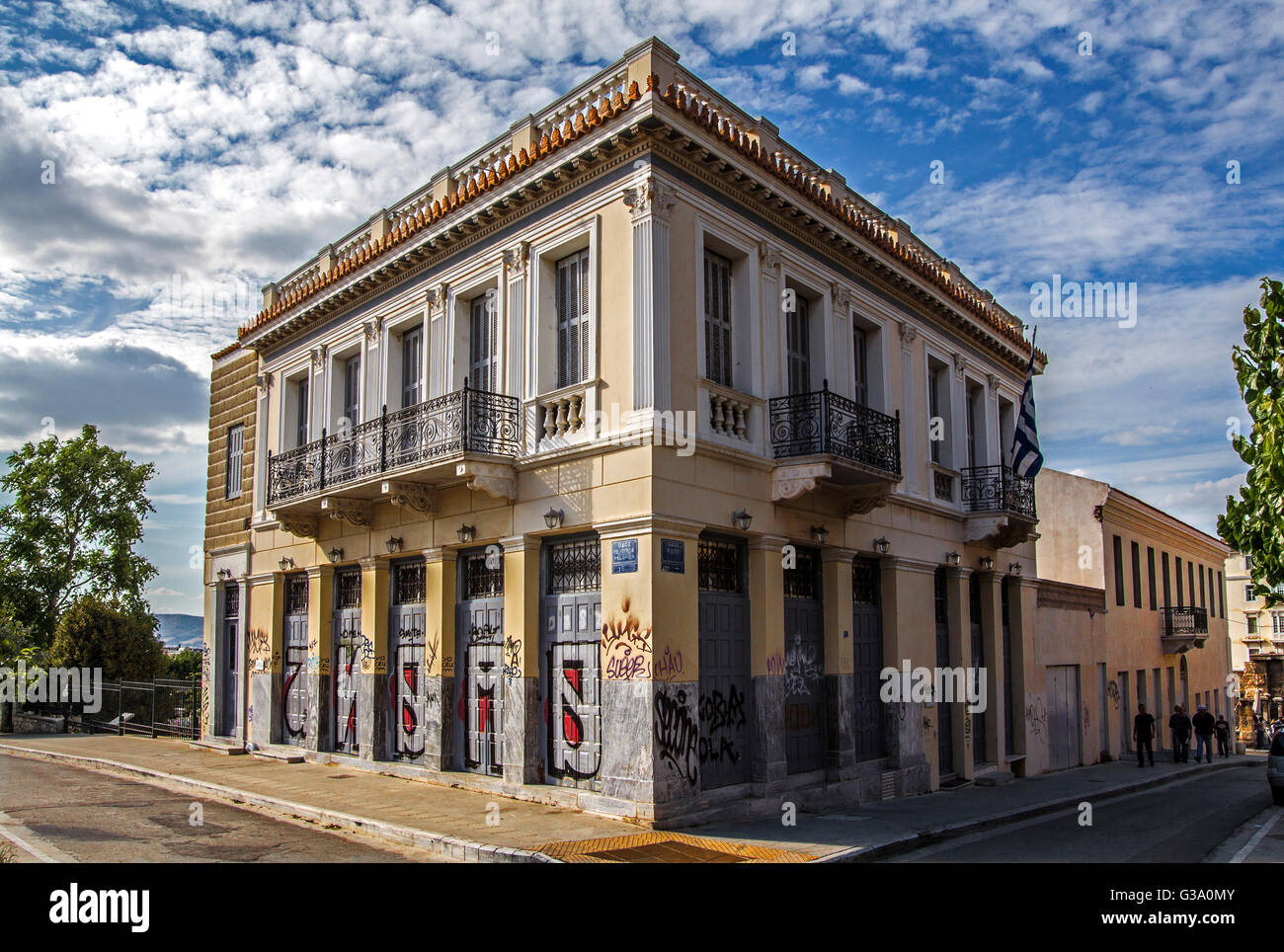 Traditional building windows balcony hi-res stock photography and ...