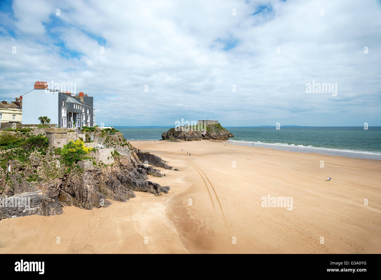 The seafront at Tenby with St Catherine’s Island and Fort, on the Pembrokeshire coast in Wales Stock Photo