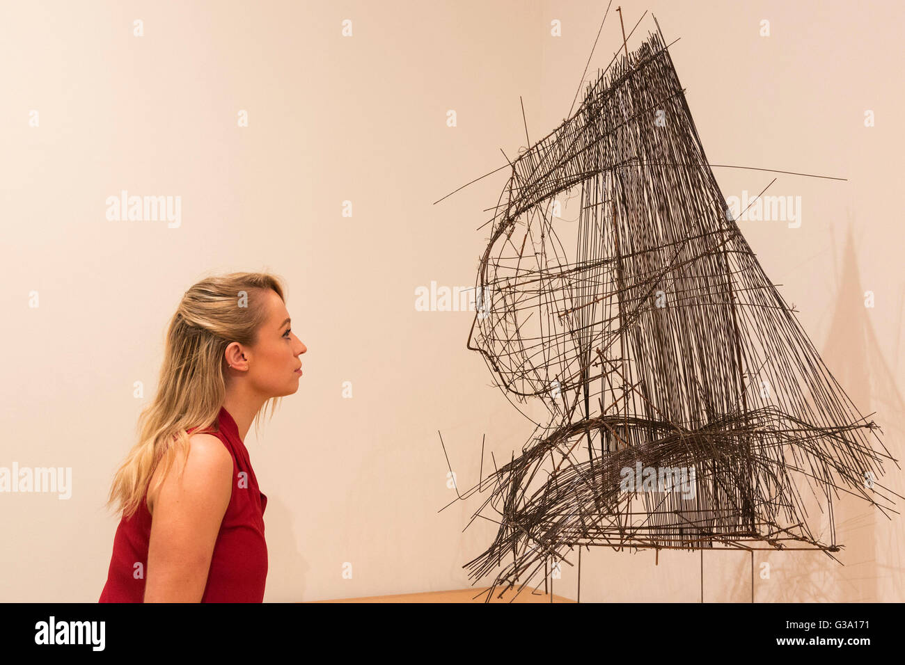 London, UK. 9 June 2016. A gallery employee looks at the sculpture El Dibujo como pretexto II, 2016. Marlborough Fine Art present the exhibition Manolo Valdes: Recent Work, Paintings & Sculptures from 10 June to 16 July 2016. Stock Photo
