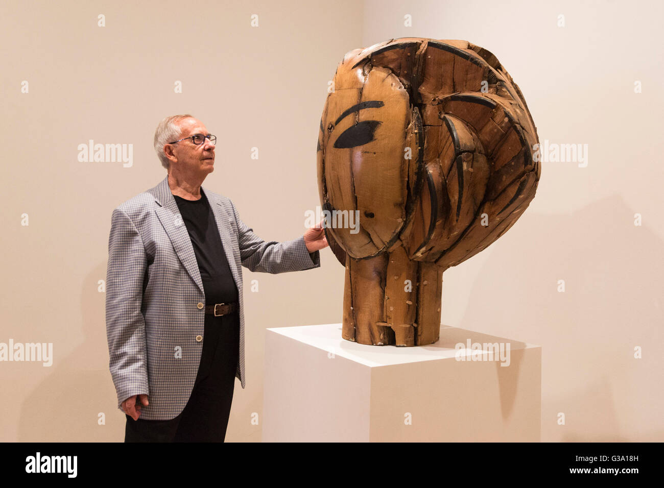 London, UK. 9 June 2016. Pictured: Spanish artist Manolo Valdes at the exhibition with his wood sculpture Head, 2016. Marlborough Fine Art present the exhibition Manolo Valdes: Recent Work, Paintings & Sculptures from 10 June to 16 July 2016. Stock Photo