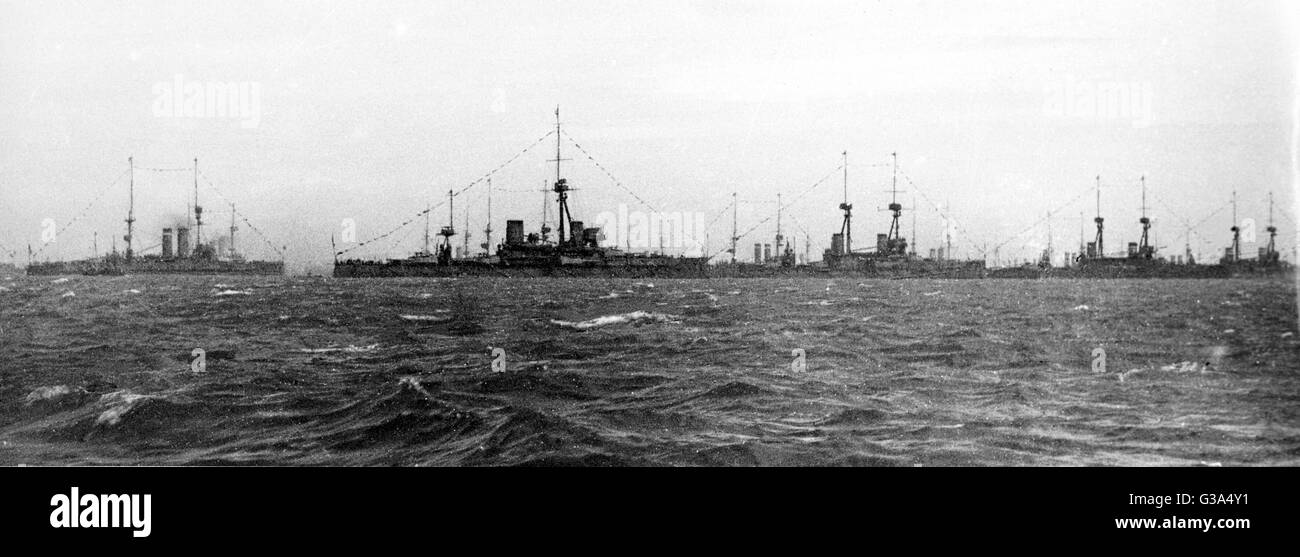 AJAXNETPHOTO. 1914. SCAPA FLOW. - 2ND DIVISION BATTLESHIPS DRESSED OVERALL ANCHORED IN SCAPA FLOW.  PHOTO:AJAX VINTAGE PICTURE LIBRARY.   REF:AVL NA FLEET SCAPA 1914 1 Stock Photo