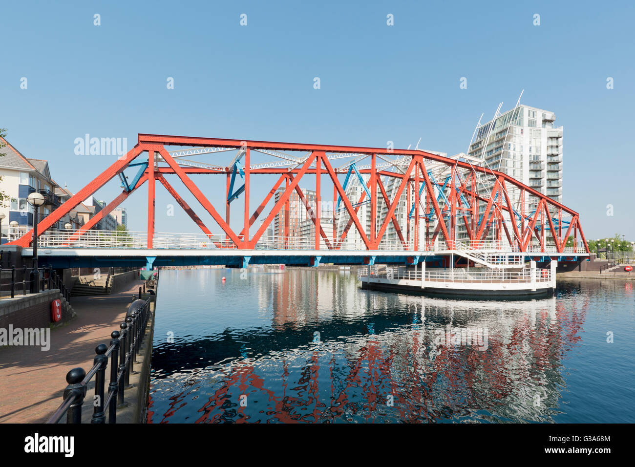 The Detroit Bridge footbridge spans the width of Dock 9 (Huron and Erie Basin) at Salford Quays in Greater Manchester. Stock Photo