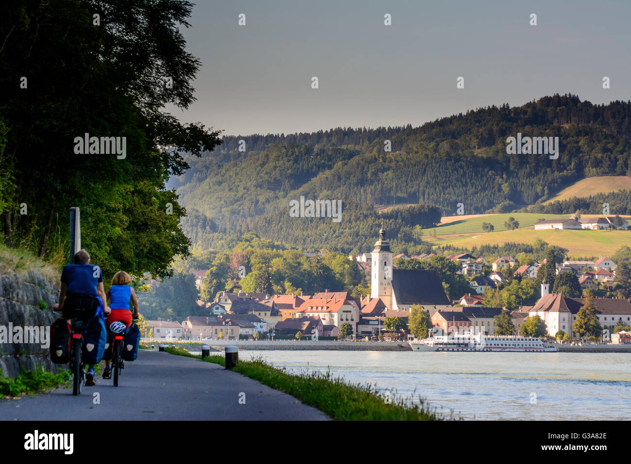 Cyclists on the Danube Bike Path and cruise ships on the Danube before Grein, Austria, Oberösterreich, Upper Austria, Donau, Gre Stock Photo