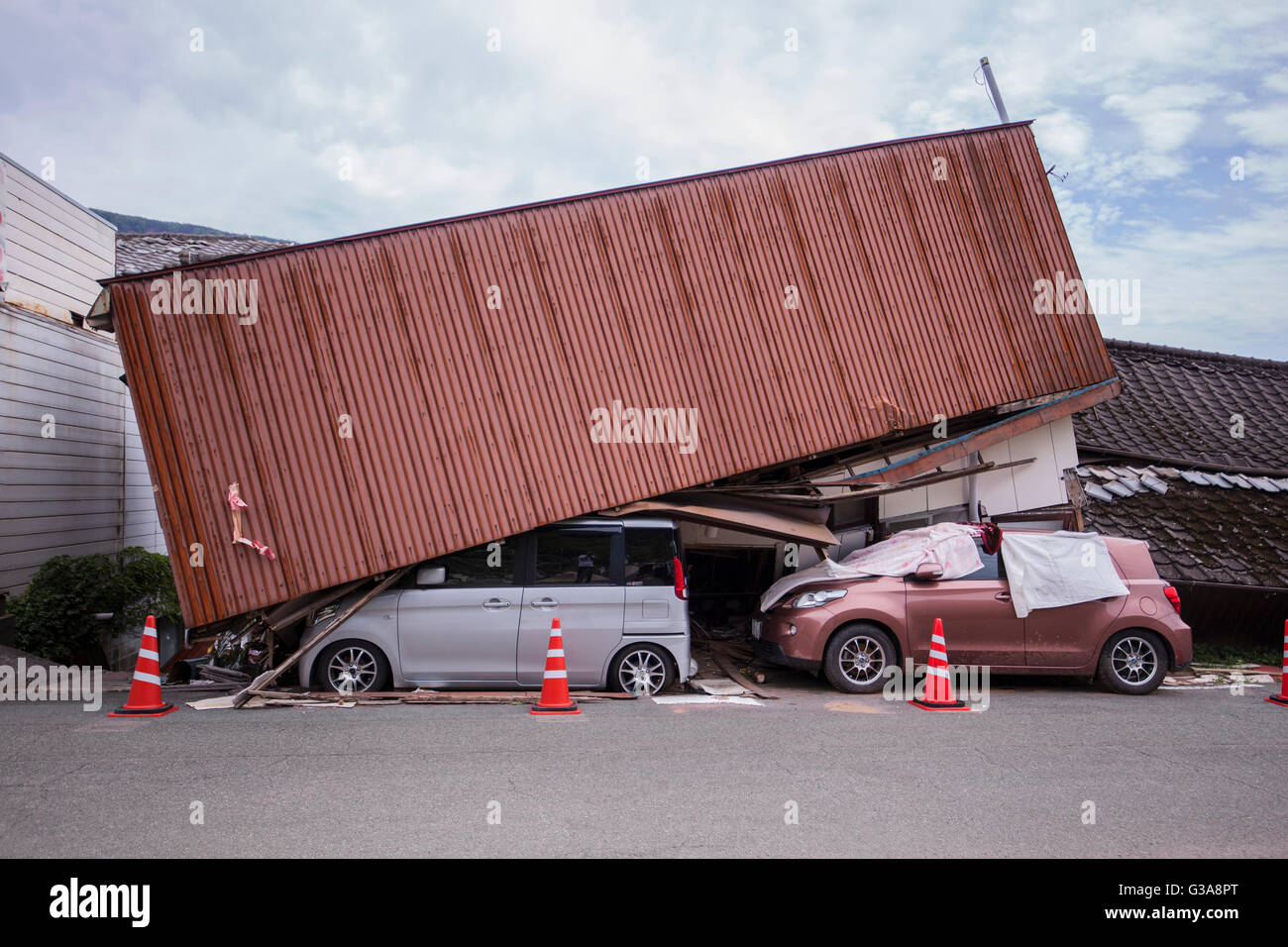 Cars damaged by earthquake hi-res stock photography and images - Alamy