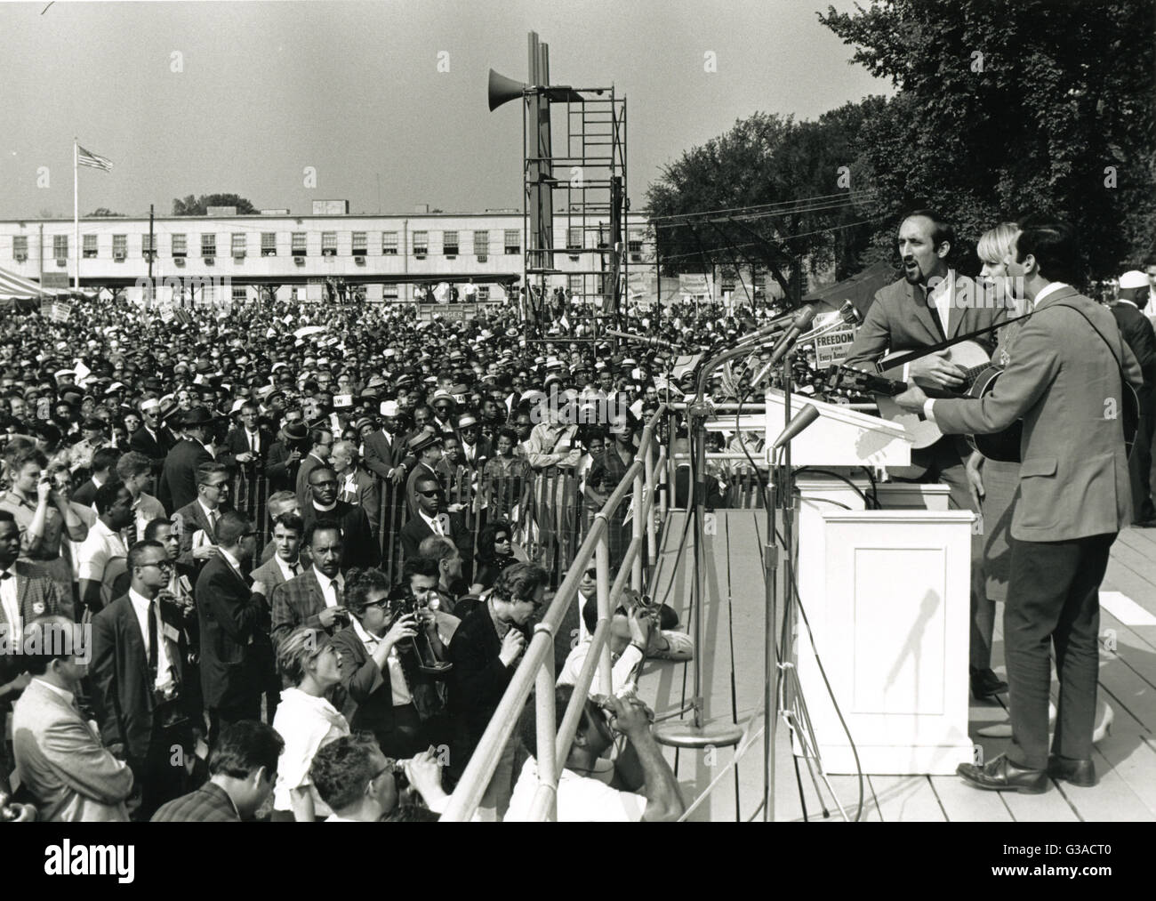 Folk Singers Peter, Paul and Mary perform at the March on Washington, Left to right: Paul Stookey, Mary Travers and Peter Yarrow. Stock Photo