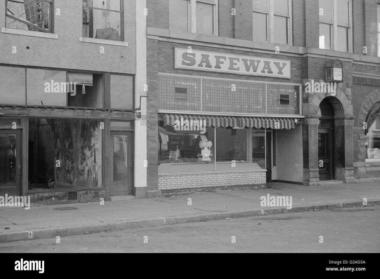 Chain store Black and White Stock Photos & Images Alamy