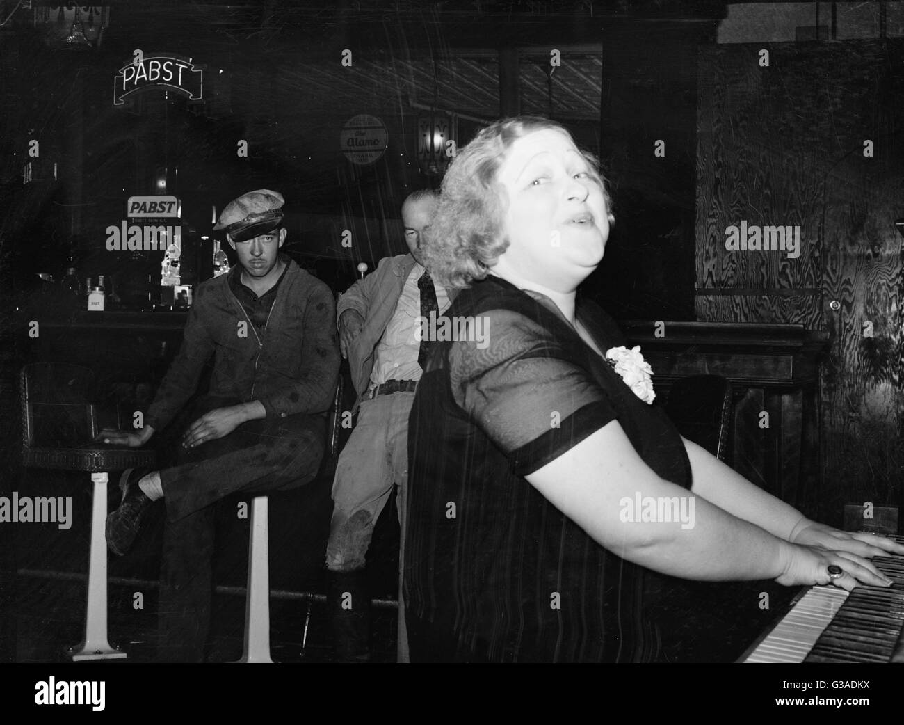 Mildred Irwin, entertainer in saloon at North Platte, Nebras Stock Photo