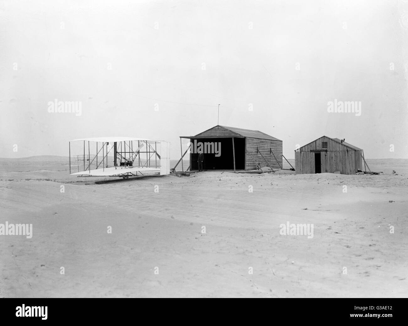 1903 machine and large camp building where it was housed, an Stock Photo