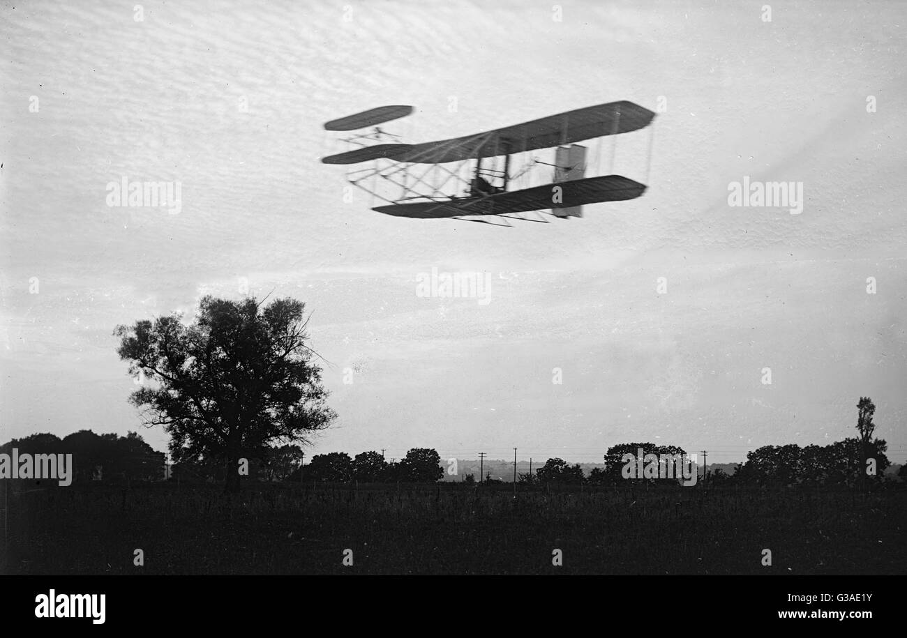 Flight 41: Orville flying to the left at a height of about 60 feet; Huffman Prairie, Dayton, Ohio.      Date: 29th September 1905 Stock Photo