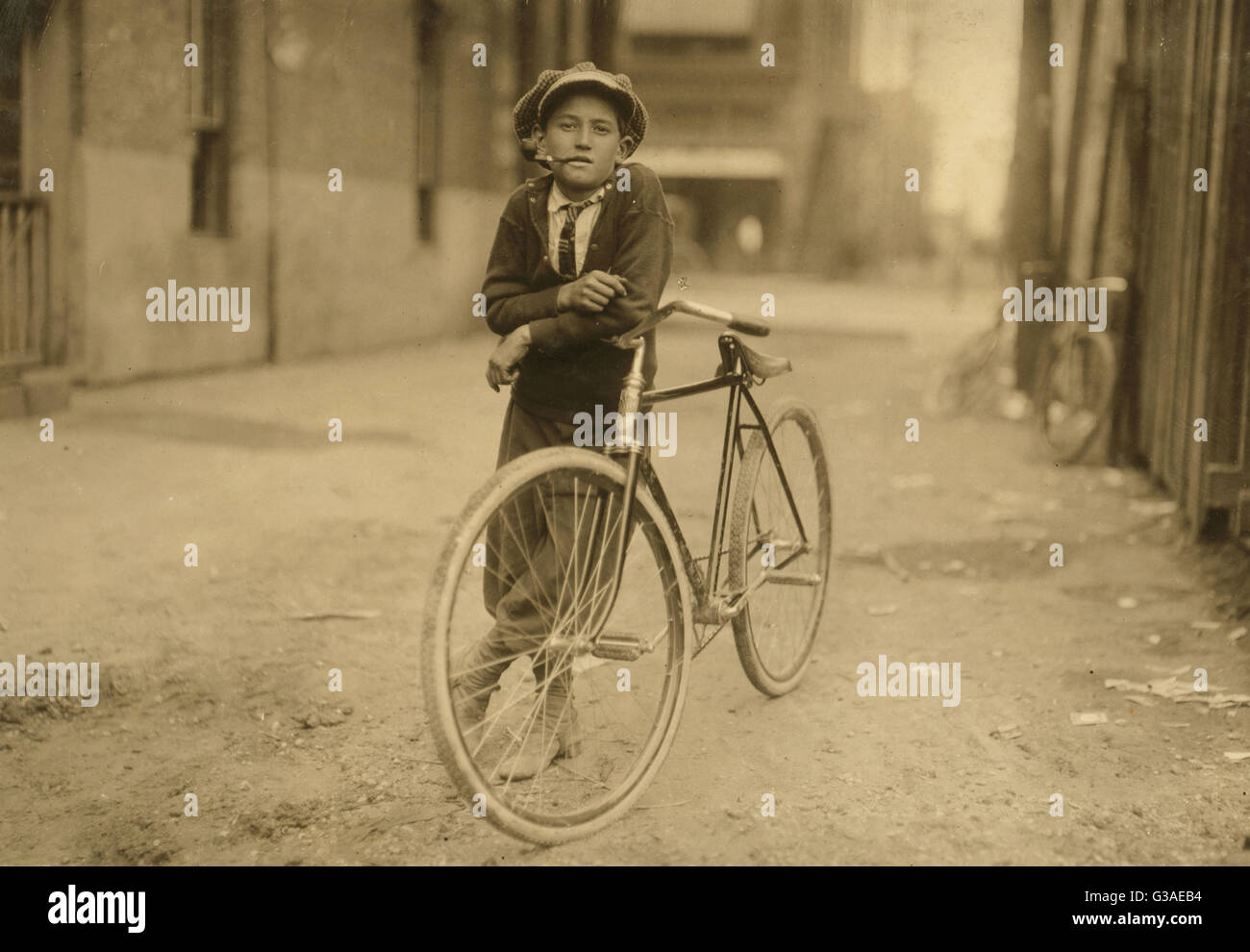 young boyページ(7/19まで) Telegraph messenger boy hi-res stock photography and images