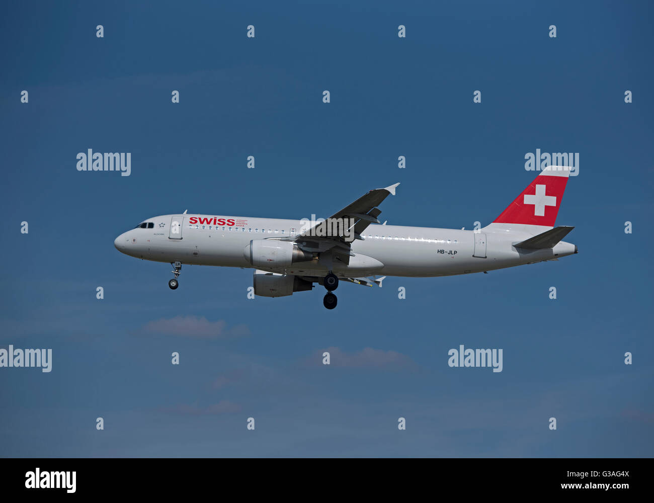 Approaching London Heathrow Swiss Air Airbus 320-214 (Allschweil) HB-JLP Stock Photo