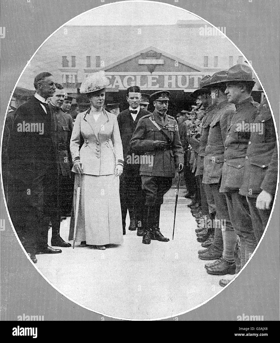 King George V and Queen Mary inspect a guard of honour of American soldiers at the Eagle Hut in Aldwych in July 1918 in honour of Independence Day.  The YMCA supplied British servicemen away from home in the UK and overseas with a place to eat, drink, rel Stock Photo
