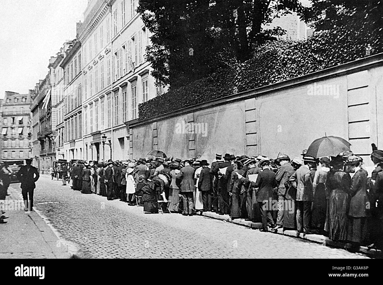 Queuing to return home following the outbreak of World War I Stock Photo