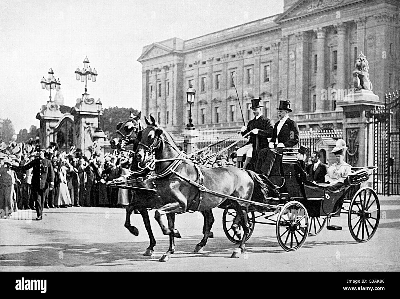 King and Queen outside Buckingham Palace, WWI Stock Photo