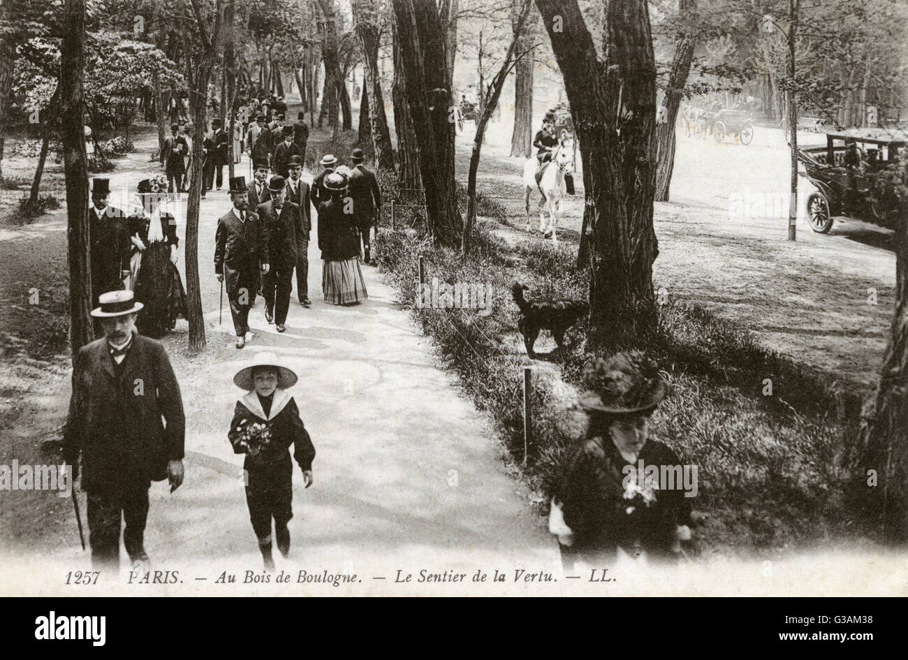 Le sentier paris hi-res stock photography and images - Alamy