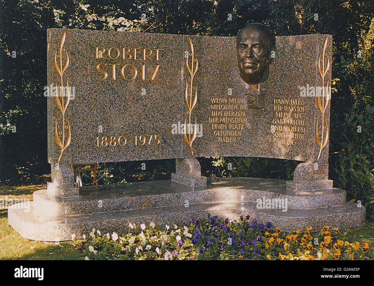 Memorial to Austrian Songwriter and Conductor Robert Stolz (1880-1975) next to the Johann Strauss Monument in the City Park (Stadtpark) in Vienna (Wien), Austria. Stolz composed operettas and film music.     Date: circa late 1970s Stock Photo