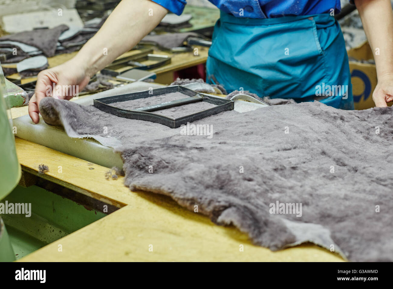 Работа скорняком. Скорняк. Работа скорняком. Цех по пошиву шуб. Скорняжное дело.