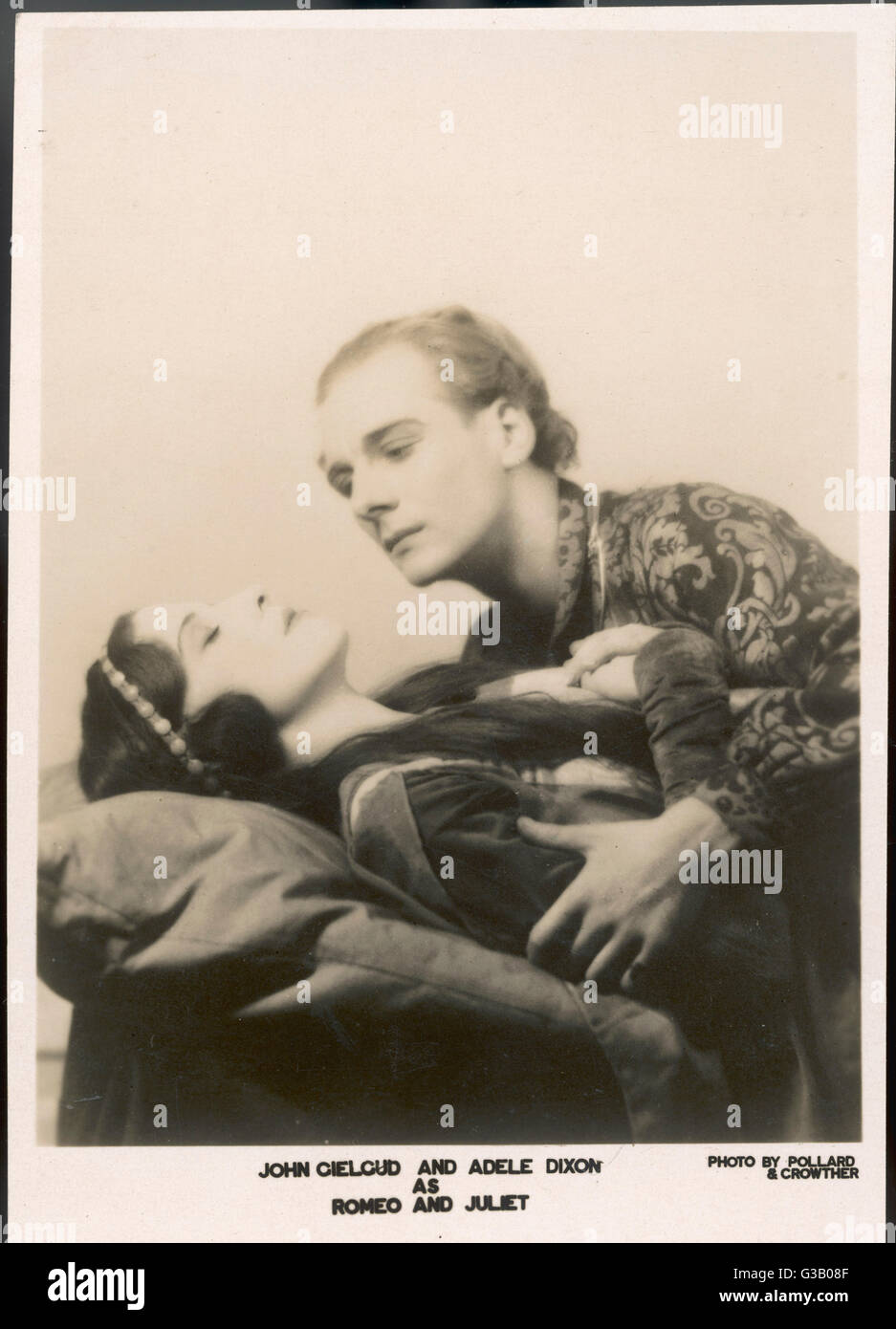 JOHN GIELGUD  British actor of stage  and film, with Adele Dixon  in the final scene of  'Romeo and Juliet'     Date: 1904 - 2000 Stock Photo