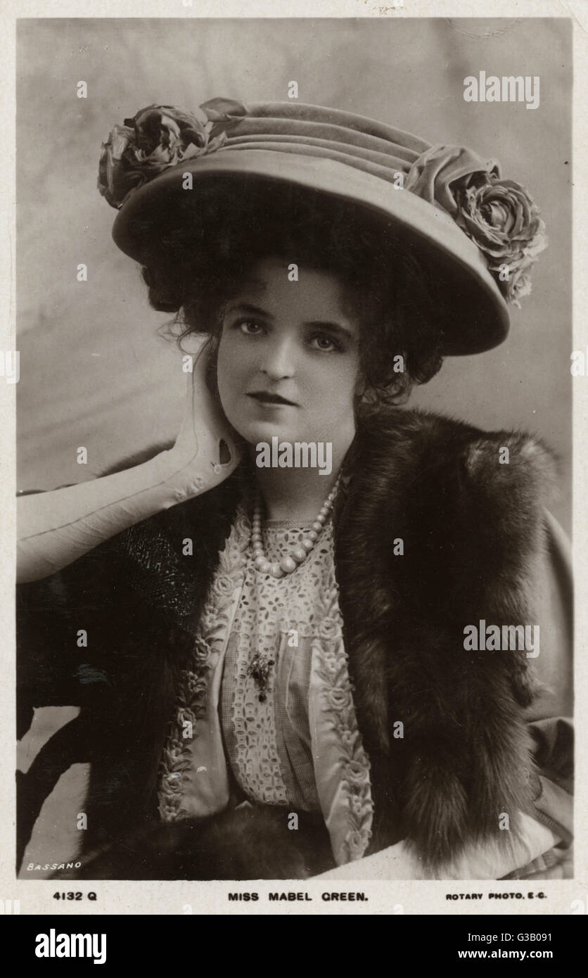 MABEL GREEN  Actress, wearing an enormous hat       Date: 1907 Stock Photo