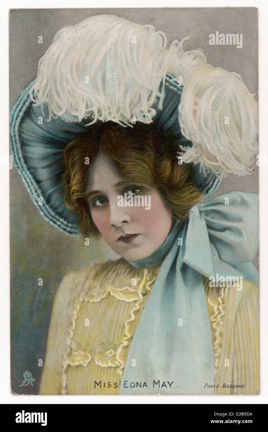 EDNA MAY  Actress, wearing an enormous  feathered hat with a large  blue ribbon tied at the side      Date: 1905 Stock Photo