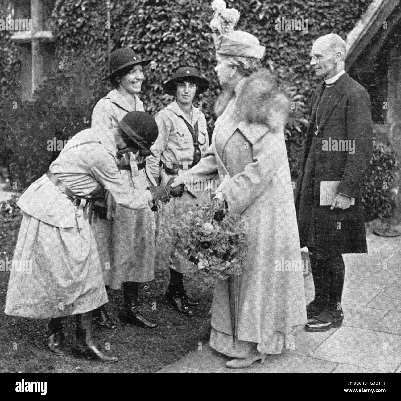 GIRL GUIDES MEET QUEEN Stock Photo Alamy