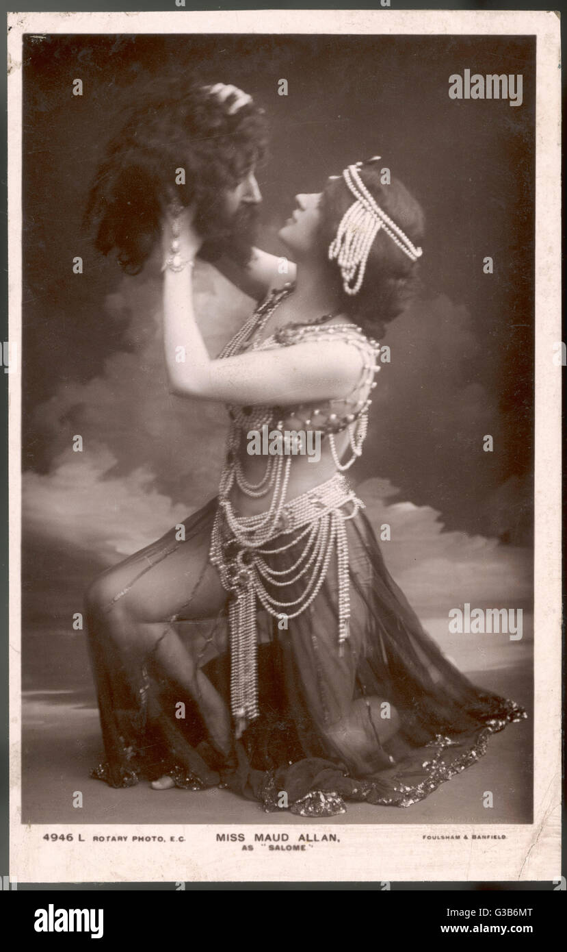 The dancer's reward : the head  on a platter.  Maud Allan  holds the head of Johannen.       Date: 1907 Stock Photo