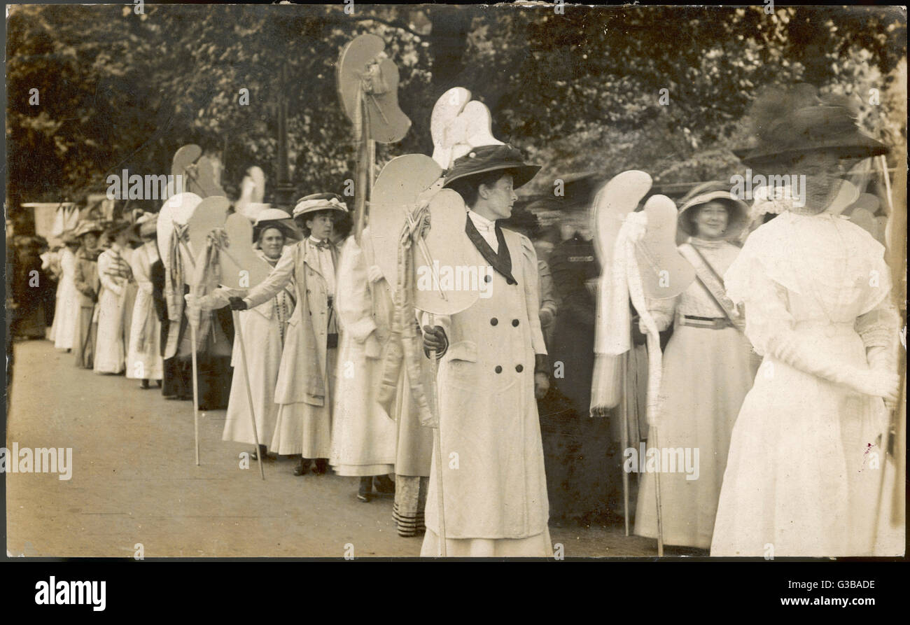 An unidentified suffrage  procession. The women carry  artist's palettes &amp; brushes to  represent female artists  (possibly the Artists  Franchise League)     Date: circa 1909 Stock Photo