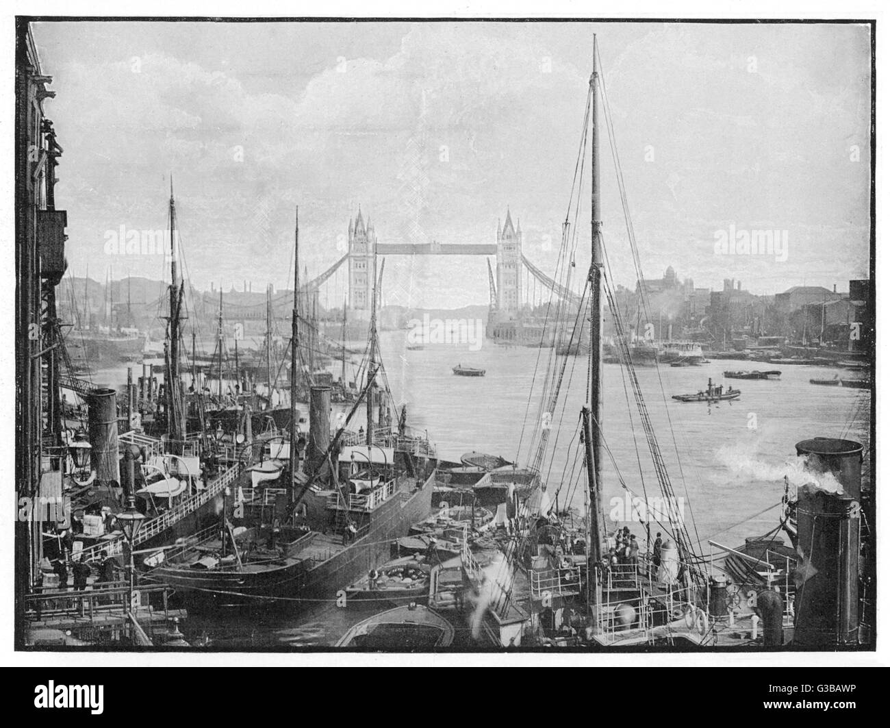 'The Pool of London' crowded  with ships and boats of all  sizes : a reminder of how  important a port London used  to be.     Date: 1901 Stock Photo