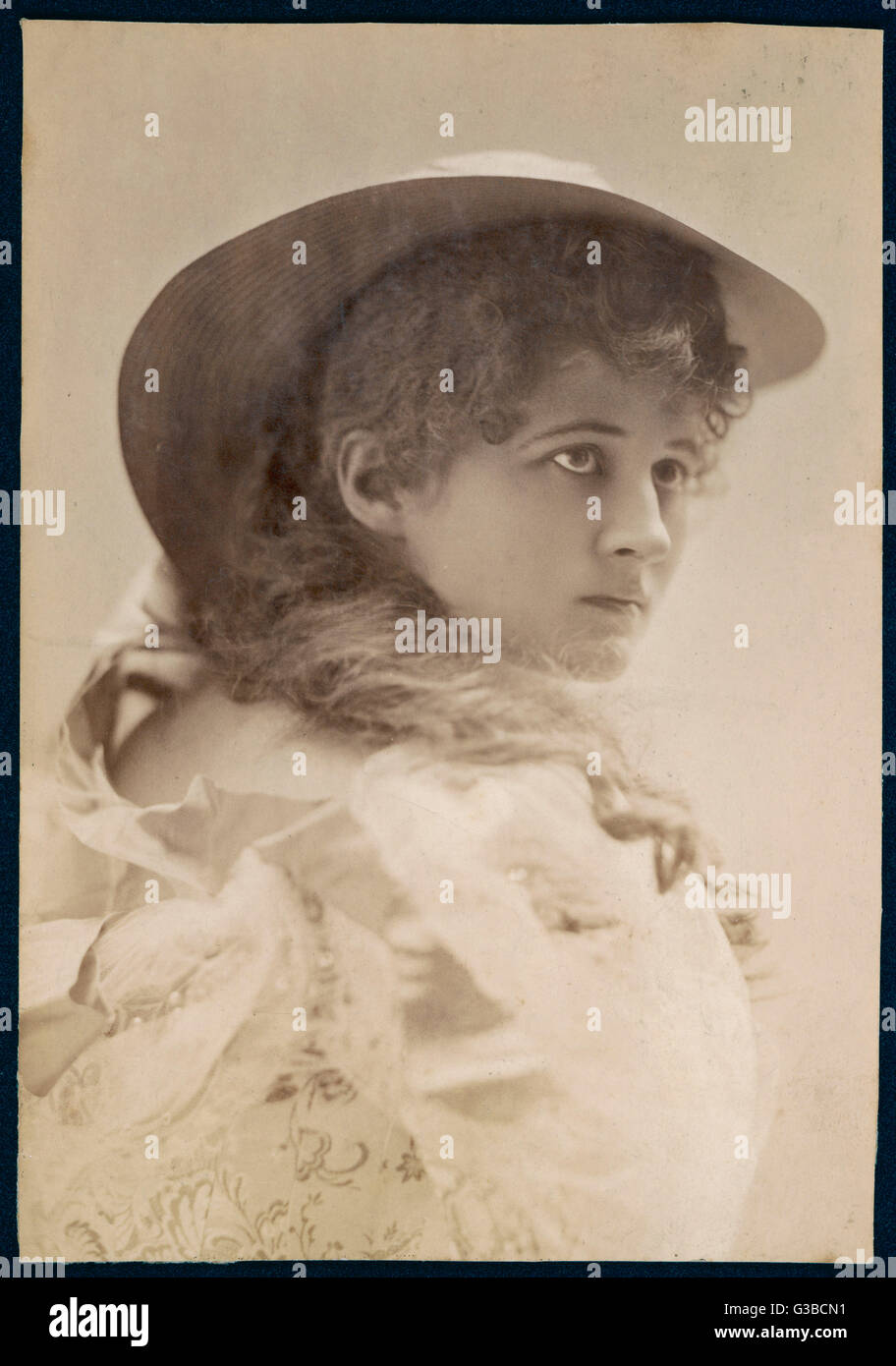 Victorian woman hi-res stock photography and images - Alamy