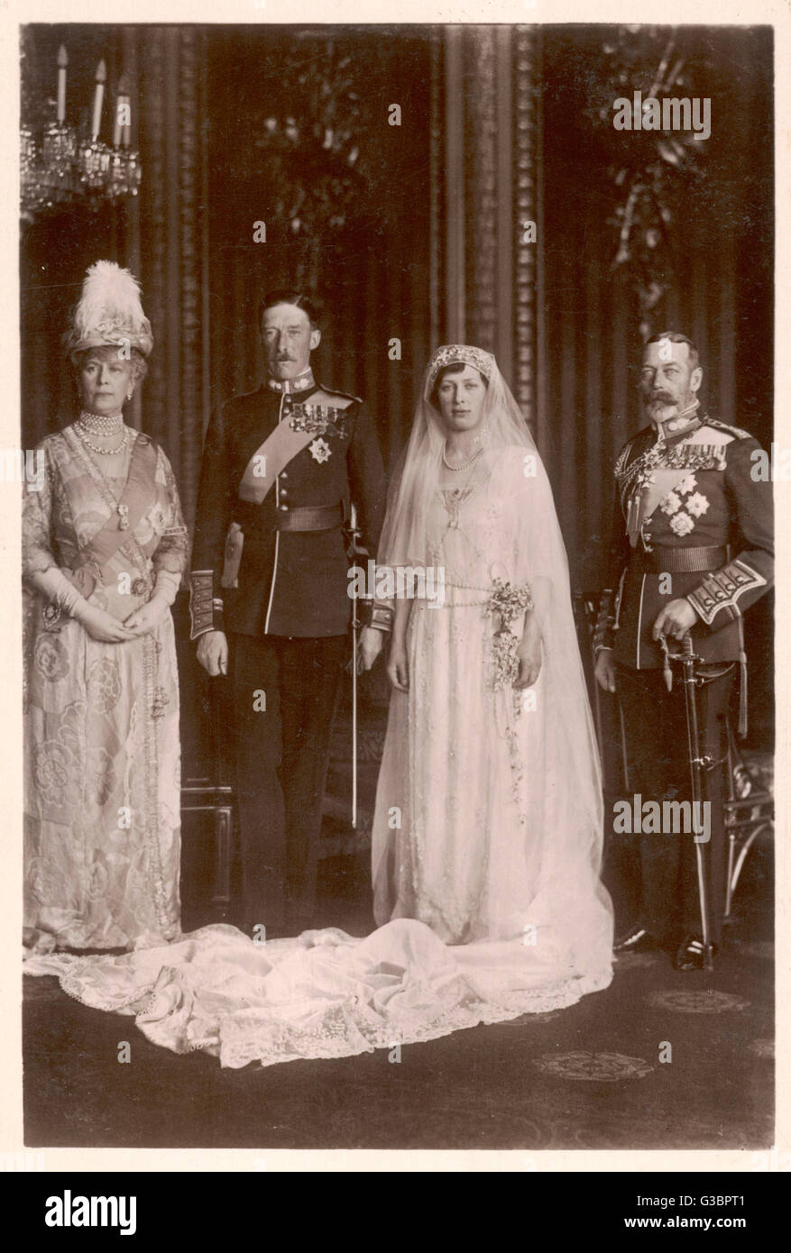 HENRY GEORGE CHARLES VISCOUNT LASCELLES  later 6th Earl of HAREWOOD at his marriage to Princess  Mary - posing with her  parents, George V and Mary     Date: 1882 - 1947 Stock Photo