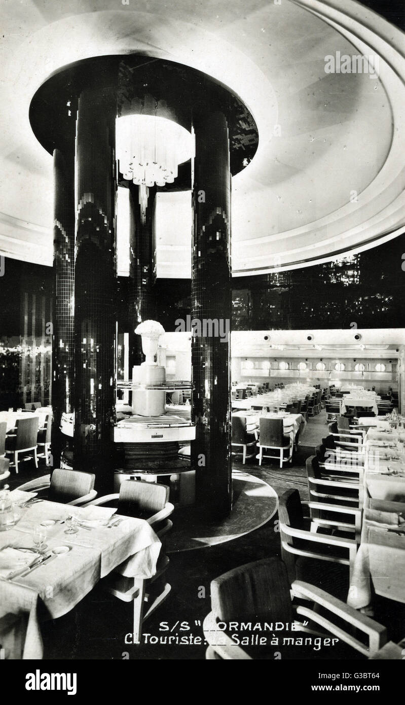 SS Normandie, French transatlantic cruise liner with Compagnie Generale Transatlantique (CGT), view inside the dining room.      Date: circa 1930s Stock Photo