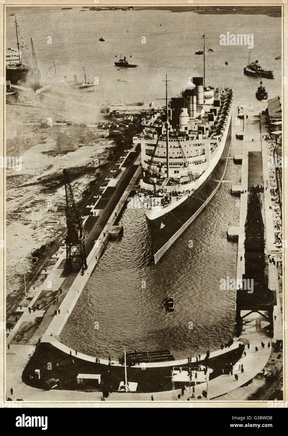 'Queen Mary' Ocean Liner, entering dry dock at Southampton Stock Photo Alamy