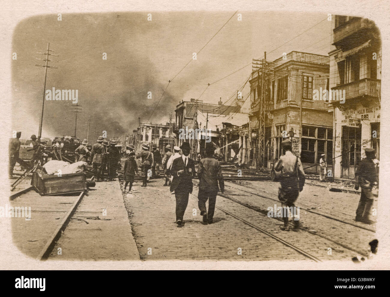 afskaffe Overflod metallisk The Great Fire at Izmir, British Dennis Pump engine in action on the  waterfront - note the railway lines, laid by the French. Date: 1922 Stock  Photo - Alamy
