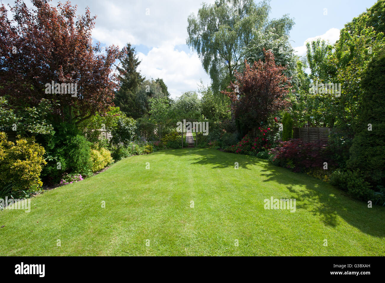Garden lawn borders hi-res stock photography and images - Alamy