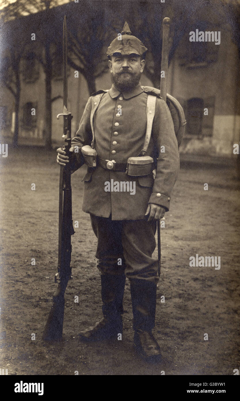 Soldier of the German 14th Regiment, 2nd Company, with bayoneted rifle.      Date: 1914-1918 Stock Photo