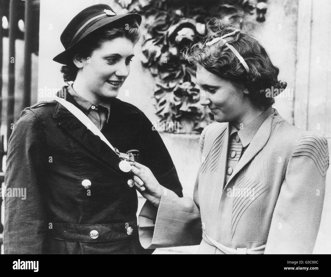 Betty Quinn - Coventry ARP Worker, has her George Medal admired by her sister, Joyce. Betty was the youngest recipient of the GM when they were presented for the first time at a recent Buckingham Palace investiture. Betty was recognised for her courageous Stock Photo