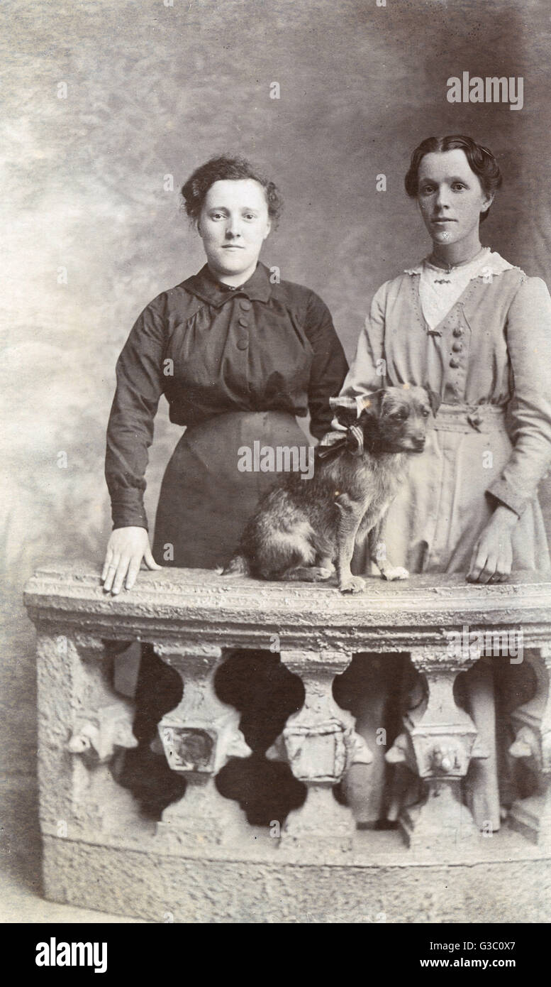Two women and a dog hi-res stock photography and images - Alamy