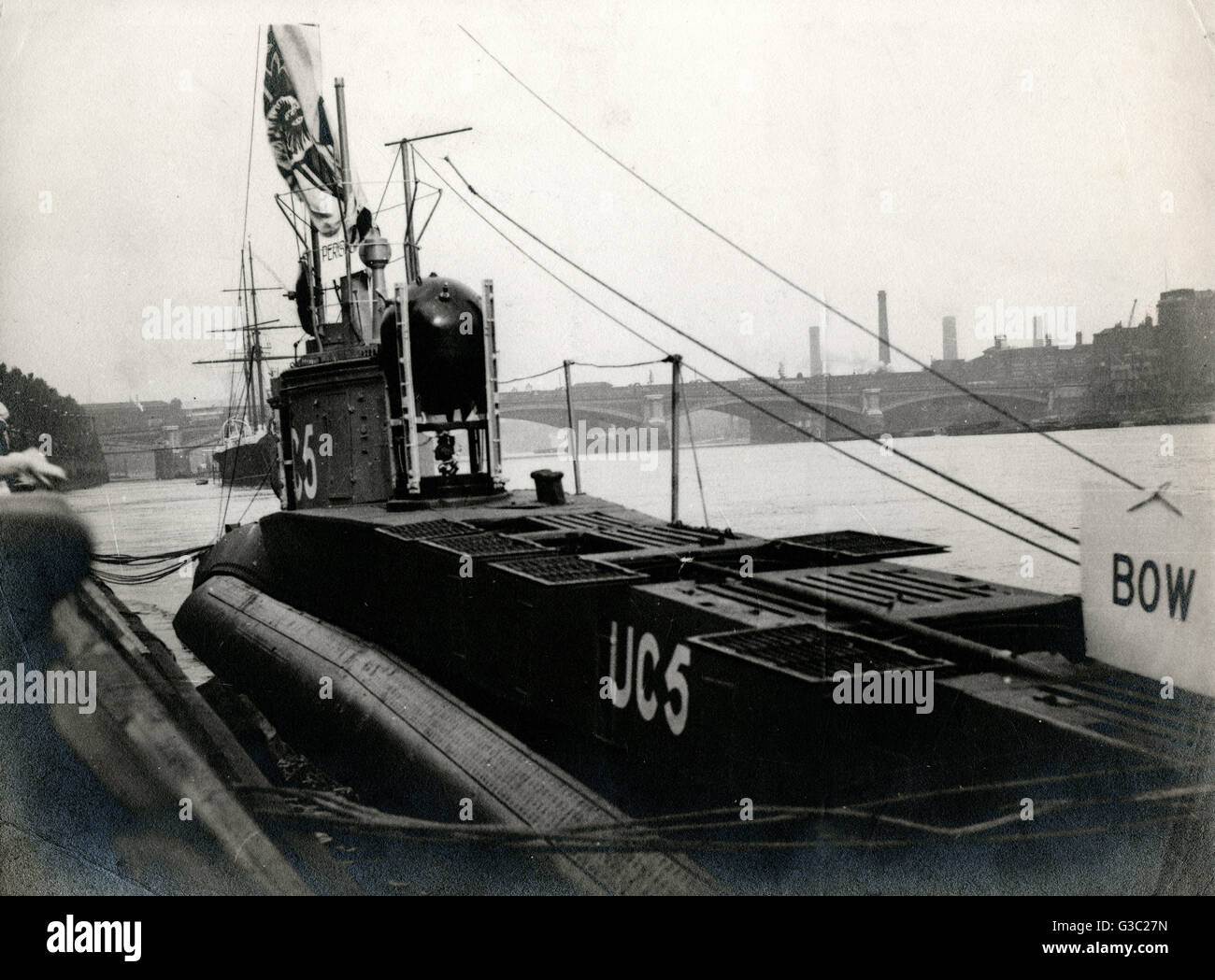 WW1 - Captured UC5 U-Boat in the River Thames Stock Photo