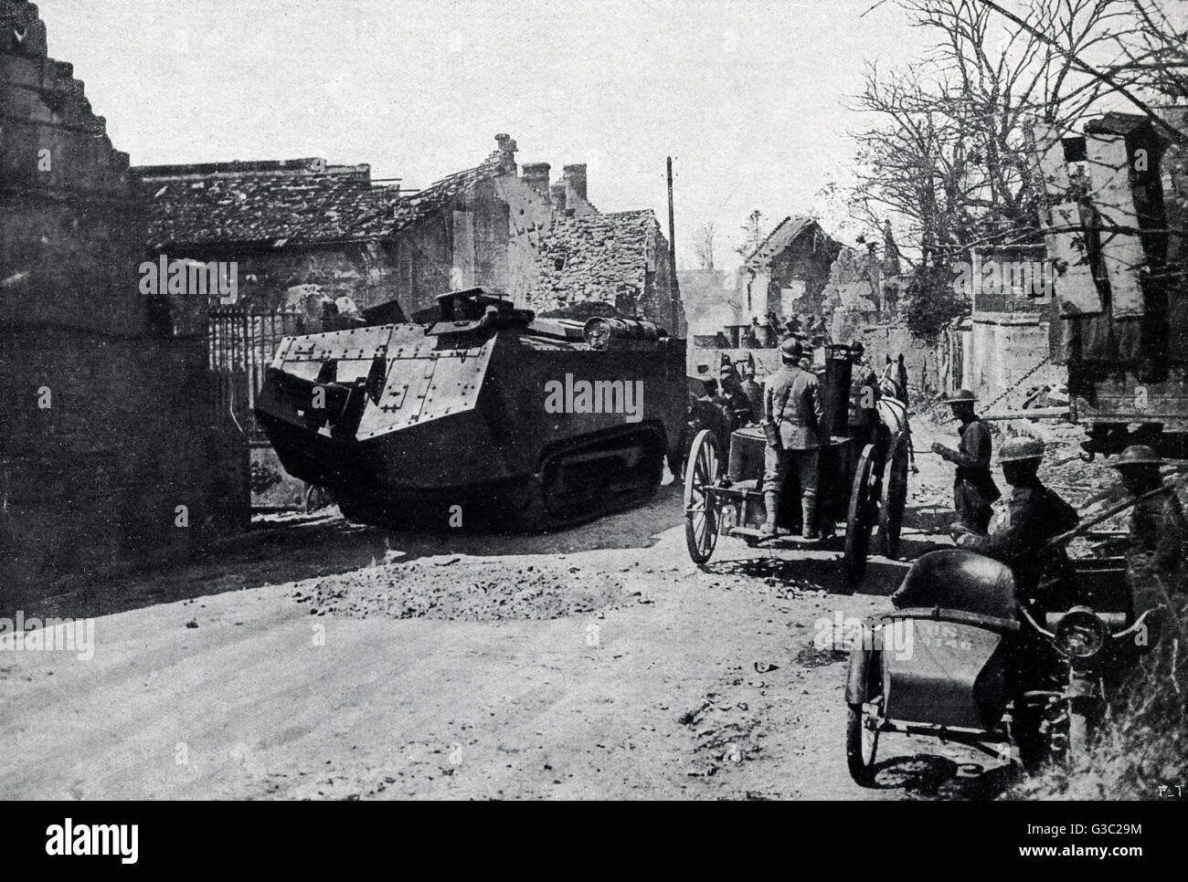 WW1 - Military tank and soldiers in Aisne, France, 1918 Stock Photo
