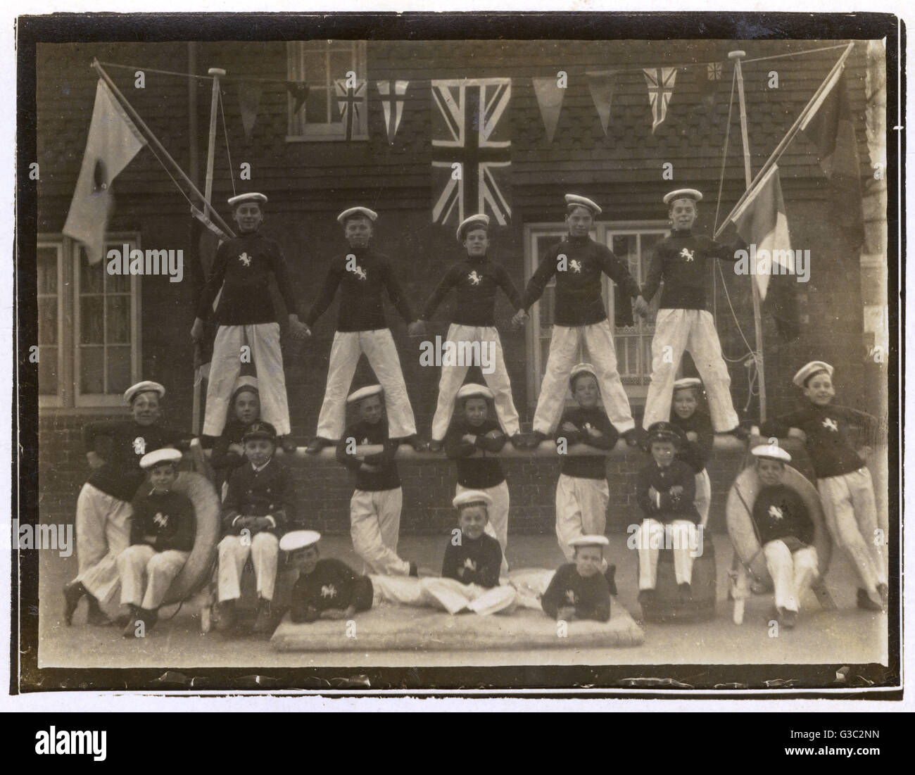 WW1 - Group of British Sea Scouts - with flags of the Allies Stock Photo
