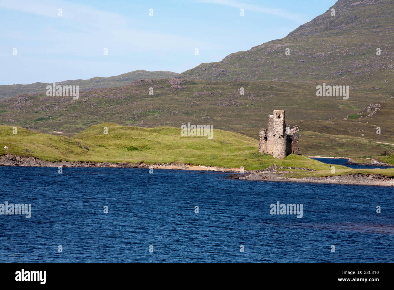 Ardvreck Castle,  Loch Assynt, Assynt, with Quinag in the background,  Sutherland, Scotland Stock Photo