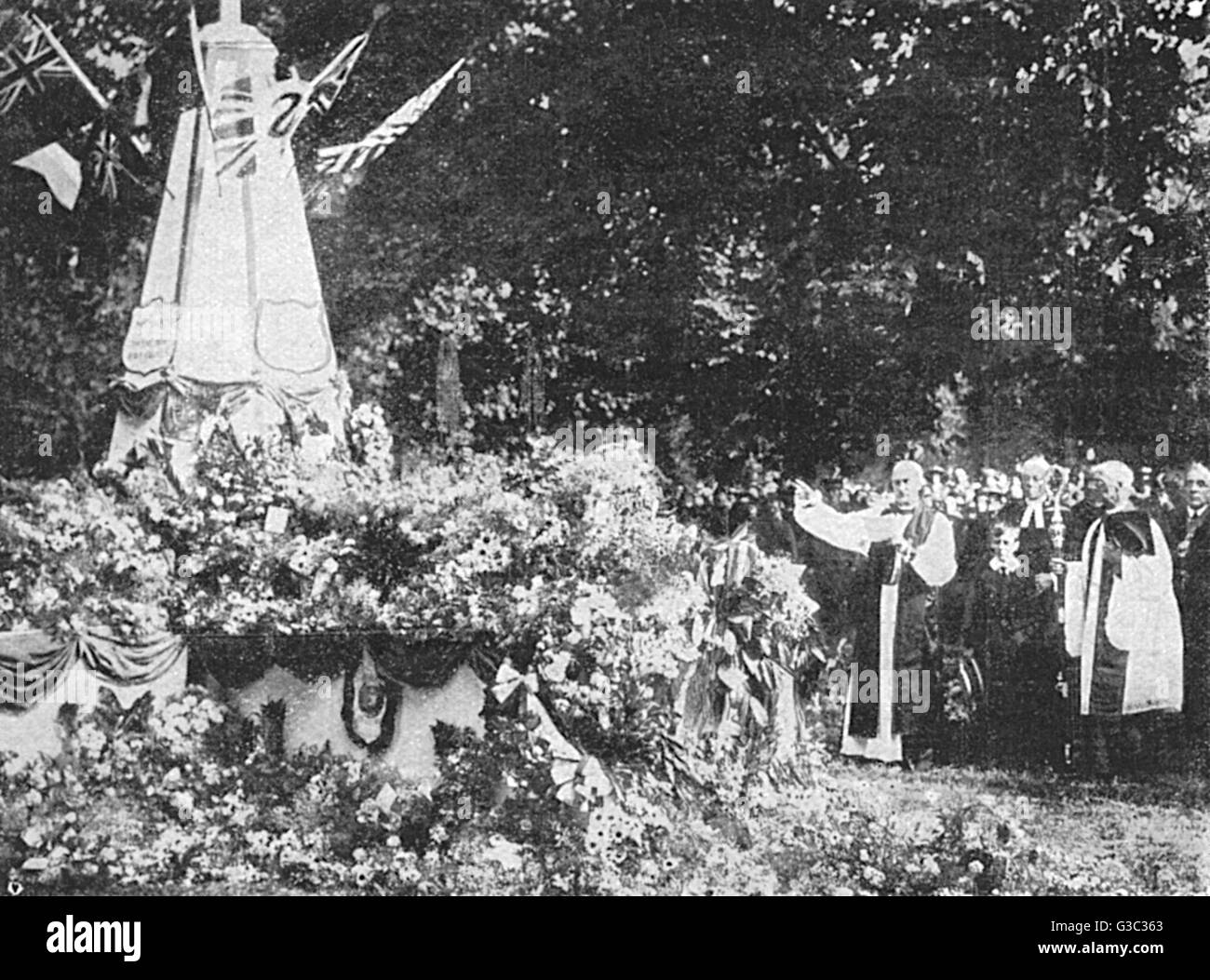 In memory of those who have fallen: the Bishop of London, Arthur Winnington-Ingram, blessing the war shrine in Hyde Park, London in 1918.     Date: 1918 Stock Photo