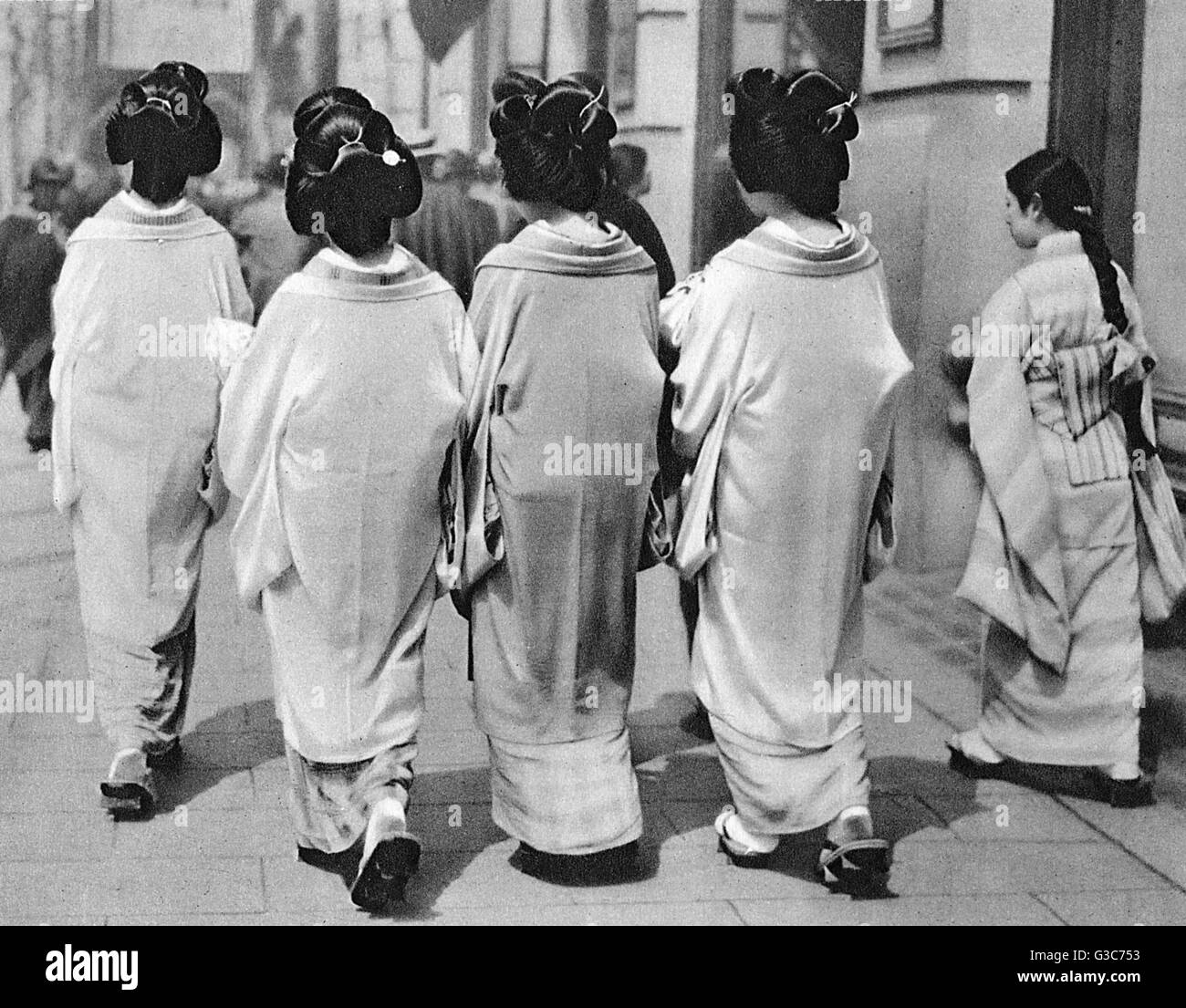 Japanese Geishas wearing summer Kimonos Stock Photo Alamy